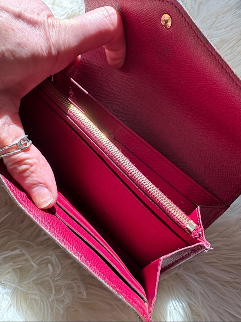 Monogram, Louis Vuitton, Sarah wallet/ crossbody with fuchsia interior - Picture 8 of 15